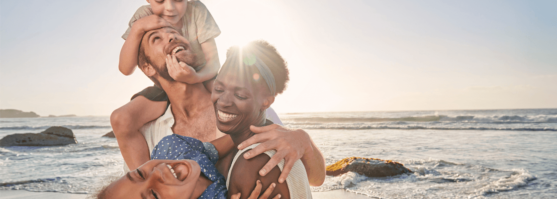 Famille heureuse profitant d’un moment de bien-être sur la plage