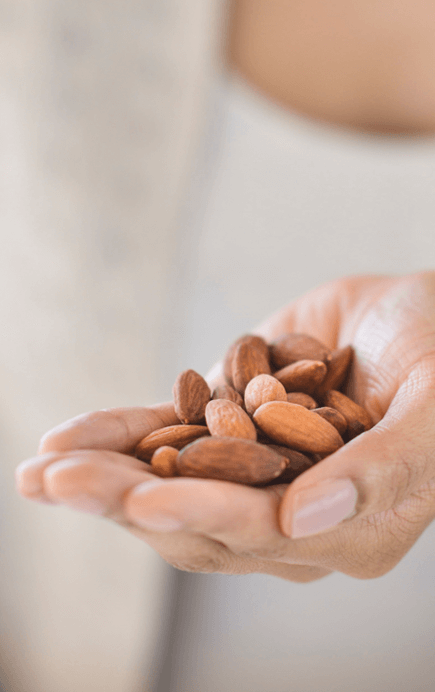 Une personne tenant des amandes dans ses mains